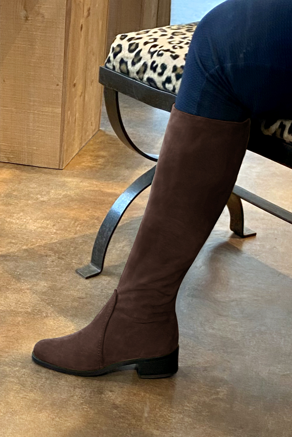 Dark brown women's riding knee-high boots. Round toe. Low leather soles. Made to measure. Worn view - Florence KOOIJMAN